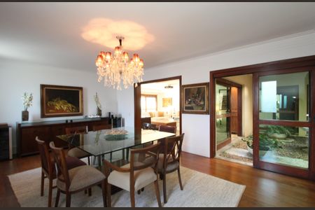 Casa à venda com 480m², 4 quartos e 5 vagas Casa à venda com 480m², 4 quartos e 5 vagasSala de jantar