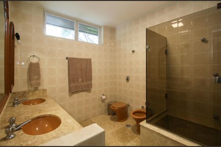 Casa à venda com 480m², 4 quartos e 5 vagas Casa à venda com 480m², 4 quartos e 5 vagasBanheiro suíte 2