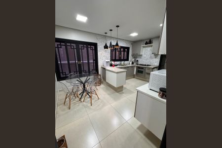 Casa à venda com 500m², 4 quartos e 3 vagas Casa à venda com 500m², 4 quartos e 3 vagasCozinha