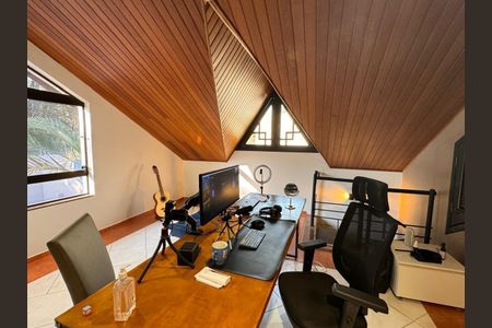 Casa à venda com 500m², 4 quartos e 3 vagas Casa à venda com 500m², 4 quartos e 3 vagasQuarto