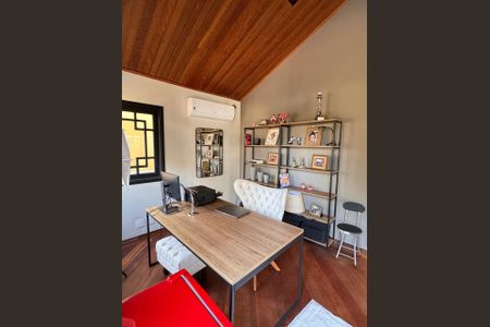 Casa à venda com 500m², 4 quartos e 3 vagas Casa à venda com 500m², 4 quartos e 3 vagasEscritório