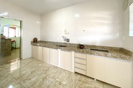 Casa à venda com 344m², 3 quartos e 2 vagas Casa à venda com 344m², 3 quartos e 2 vagasCozinha