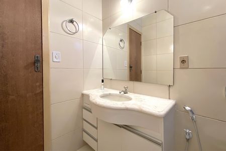 Casa à venda com 344m², 3 quartos e 2 vagas Casa à venda com 344m², 3 quartos e 2 vagasBanheiro