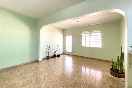 Casa à venda com 344m², 3 quartos e 2 vagas Casa à venda com 344m², 3 quartos e 2 vagasSala