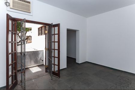 Casa à venda com 330m², 2 quartos e 2 vagas Casa à venda com 330m², 2 quartos e 2 vagasQuarto