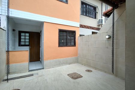 Casa de condomínio à venda com 120m², 2 quartos e 1 vaga Casa de condomínio à venda com 120m², 2 quartos e 1 vagaFachada