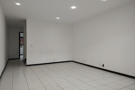 Sala de casa de condomínio à venda com 2 quartos, 120m² em Taquara, Rio de Janeiro