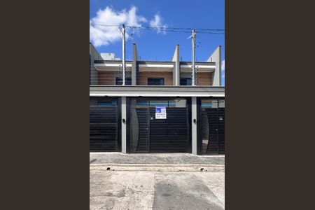 Casa à venda com 131m², 3 quartos e 2 vagas Casa à venda com 131m², 3 quartos e 2 vagasFachada