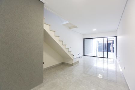 Casa à venda com 131m², 3 quartos e 2 vagas Casa à venda com 131m², 3 quartos e 2 vagasSala