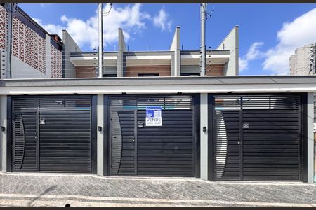 Casa à venda com 131m², 3 quartos e 2 vagas Casa à venda com 131m², 3 quartos e 2 vagasFachada