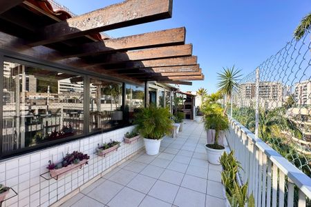 Apartamento à venda com 330m², 4 quartos e 3 vagas Apartamento à venda com 330m², 4 quartos e 3 vagasVaranda Sala