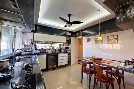 Apartamento à venda com 330m², 4 quartos e 3 vagas Apartamento à venda com 330m², 4 quartos e 3 vagasCozinha