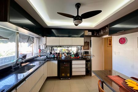 Apartamento à venda com 330m², 4 quartos e 3 vagas Apartamento à venda com 330m², 4 quartos e 3 vagasCozinha