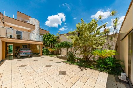 Casa à venda com 250m², 5 quartos e 8 vagasQuintal