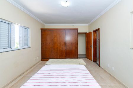Casa à venda com 250m², 5 quartos e 8 vagasSuíte