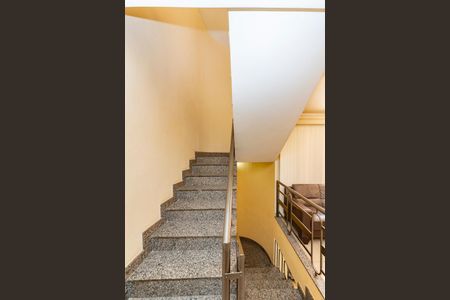 Casa à venda com 250m², 5 quartos e 8 vagasEscada