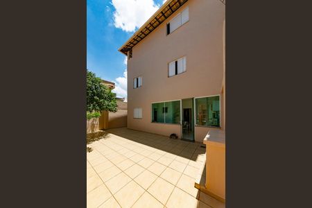 Casa à venda com 250m², 5 quartos e 8 vagasQuintal