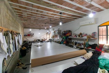 Casa à venda com 330m², 4 quartos e 4 vagas Casa à venda com 330m², 4 quartos e 4 vagasÁrea comum