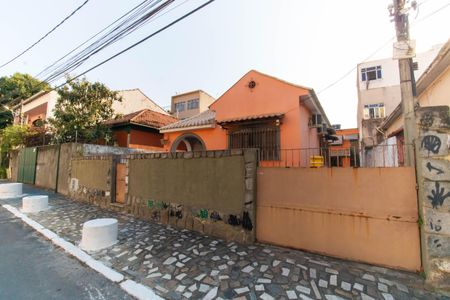 Casa à venda com 330m², 4 quartos e 4 vagas Casa à venda com 330m², 4 quartos e 4 vagasFachada