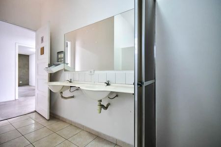 Casa de condomínio à venda com 242m², 3 quartos e 2 vagasBanheiro 2 da Casa dos Fundos