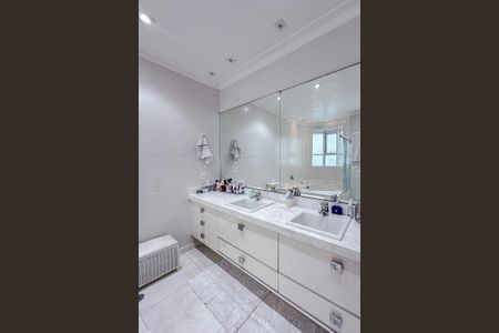 Apartamento à venda com 335m², 4 quartos e 5 vagasBanheiro da Suíte 1