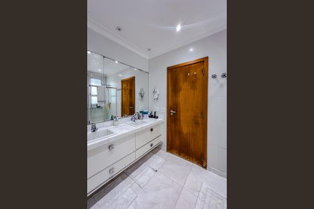 Apartamento à venda com 335m², 4 quartos e 5 vagasBanheiro da Suíte 1