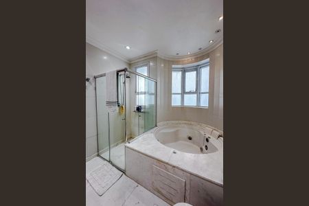 Apartamento à venda com 335m², 4 quartos e 5 vagasBanheiro da Suíte 1