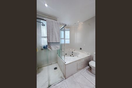 Apartamento à venda com 335m², 4 quartos e 5 vagasBanheiro da Suíte 1