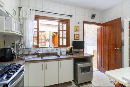 Casa à venda com 118m², 2 quartos e 2 vagas Casa à venda com 118m², 2 quartos e 2 vagasCozinha