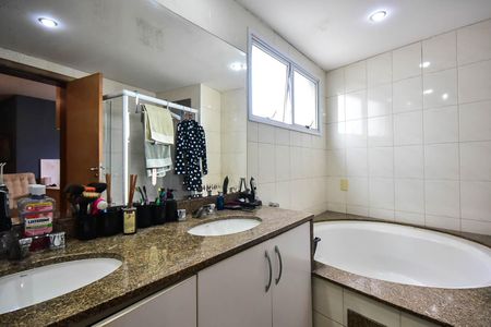 Apartamento à venda com 248m², 4 quartos e 4 vagasBanheiro da Suíte 2