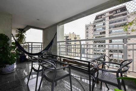 Apartamento à venda com 248m², 4 quartos e 4 vagasVaranda