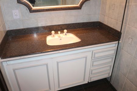 Apartamento à venda com 254m², 3 quartos e 3 vagasBanheiro da Suíte 2