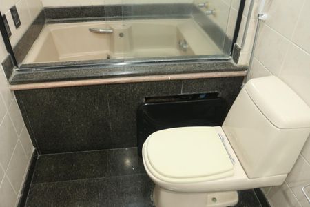 Apartamento à venda com 254m², 3 quartos e 3 vagasBanheiro da Suíte 1