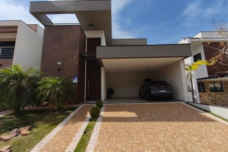 Casa de condomínio à venda com 289m², 3 quartos e 4 vagas Casa de condomínio à venda com 289m², 3 quartos e 4 vagasFachada
