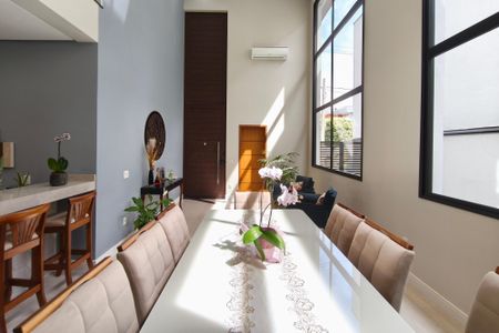 Casa de condomínio à venda com 289m², 3 quartos e 4 vagas Casa de condomínio à venda com 289m², 3 quartos e 4 vagasSala de Jantar