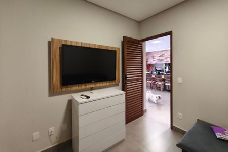 Casa de condomínio à venda com 289m², 3 quartos e 4 vagas Casa de condomínio à venda com 289m², 3 quartos e 4 vagasSala de TV