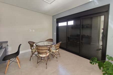 Casa de condomínio à venda com 289m², 3 quartos e 4 vagas Casa de condomínio à venda com 289m², 3 quartos e 4 vagasEscritório