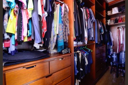 Casa à venda com 229m², 3 quartos e 4 vagas Casa à venda com 229m², 3 quartos e 4 vagasQuarto 1 Closet