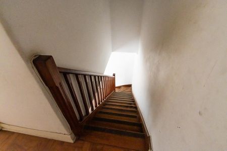 Casa à venda com 280m², 4 quartos e 1 vaga Casa à venda com 280m², 4 quartos e 1 vagaEscada