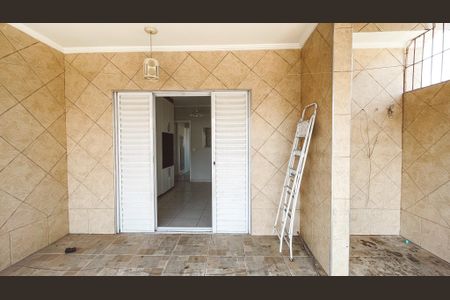 Casa à venda com 240m², 3 quartos e 4 vagas Casa à venda com 240m², 3 quartos e 4 vagasVaranda do Quarto Suíte