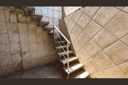 Casa à venda com 240m², 3 quartos e 4 vagas Casa à venda com 240m², 3 quartos e 4 vagasEscada