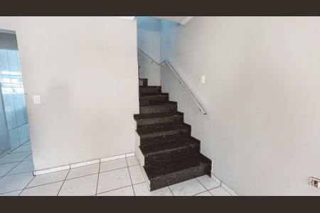 Casa à venda com 240m², 3 quartos e 4 vagas Casa à venda com 240m², 3 quartos e 4 vagasEscada