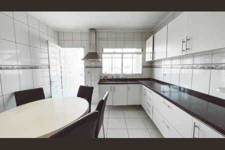 Casa à venda com 240m², 3 quartos e 4 vagas Casa à venda com 240m², 3 quartos e 4 vagasCozinha