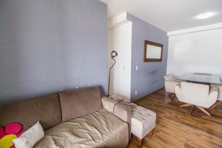 Sala de apartamento para alugar com 3 quartos, 74m² em Jardim Tupanci, Barueri