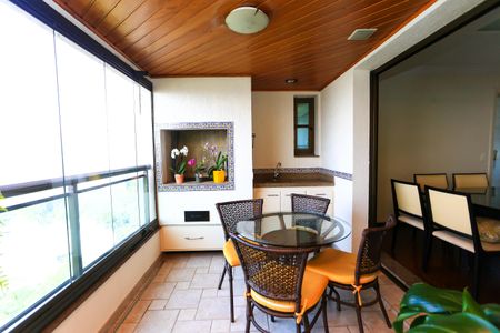 Apartamento à venda com 245m², 4 quartos e 4 vagasVaranda da Sala