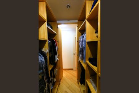 Apartamento à venda com 245m², 4 quartos e 4 vagasCloset da suíte 4