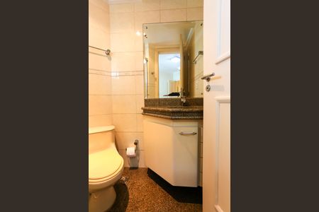 Apartamento à venda com 245m², 4 quartos e 4 vagasBanheiro da Suíte 2