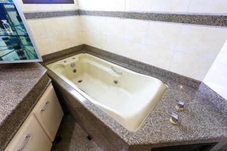 Apartamento à venda com 245m², 4 quartos e 4 vagasBanheiro da Suíte 4