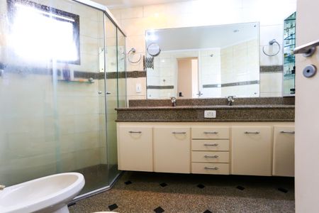 Apartamento à venda com 245m², 4 quartos e 4 vagasBanheiro da Suíte 4