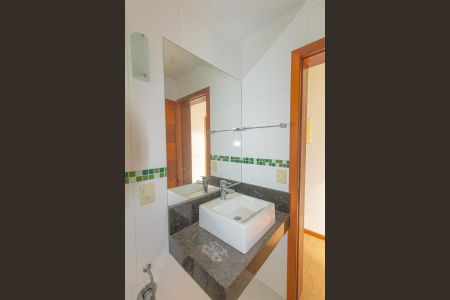 Casa à venda com 300m², 4 quartos e 2 vagas Casa à venda com 300m², 4 quartos e 2 vagasBanheiro Social